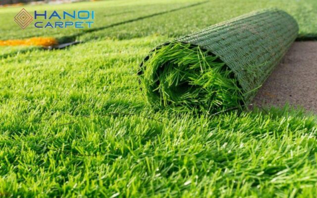 Độ bền và khả năng chịu lực của thảm cỏ tự nhiên và thảm cỏ nhân tạo