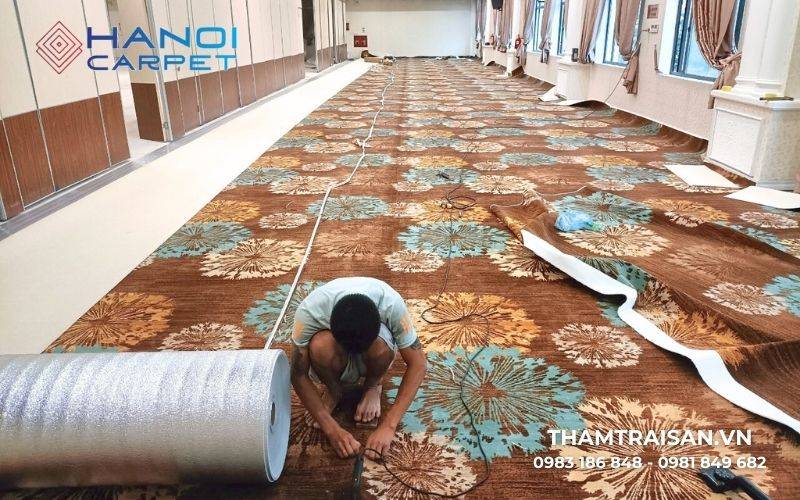 Tính linh hoạt trong lắp đặt thảm cuộn và thảm tấm