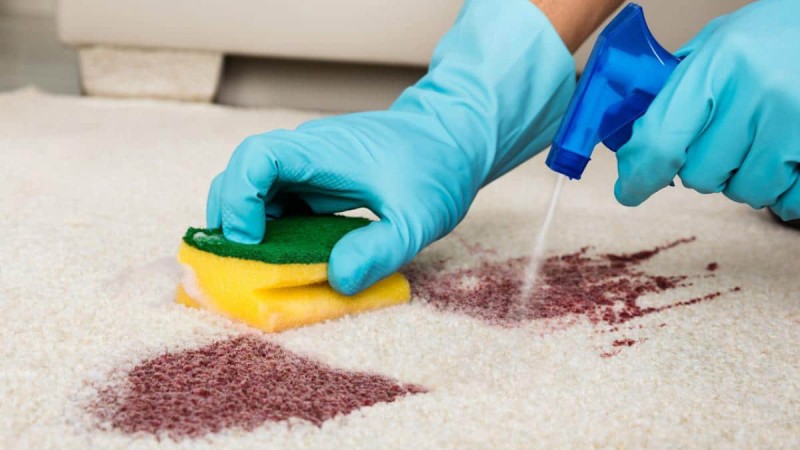 Sử dụng nước rửa chén và giấm để vệ sinh thảm