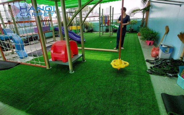 Thảm cỏ nhân tạo trường mầm non có những ưu điểm và lợi ích gì? 