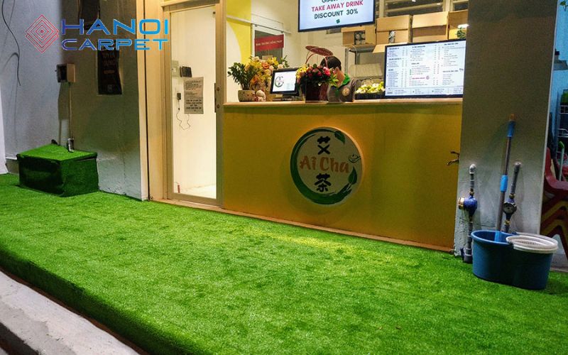 Thảm cỏ trang trí mặt tiền quán cà phê
