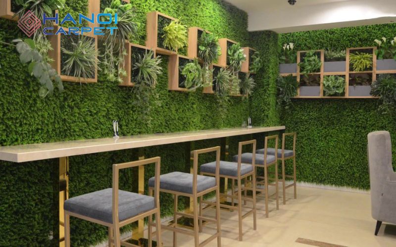 Thảm cỏ trang trí tường quán cà phê