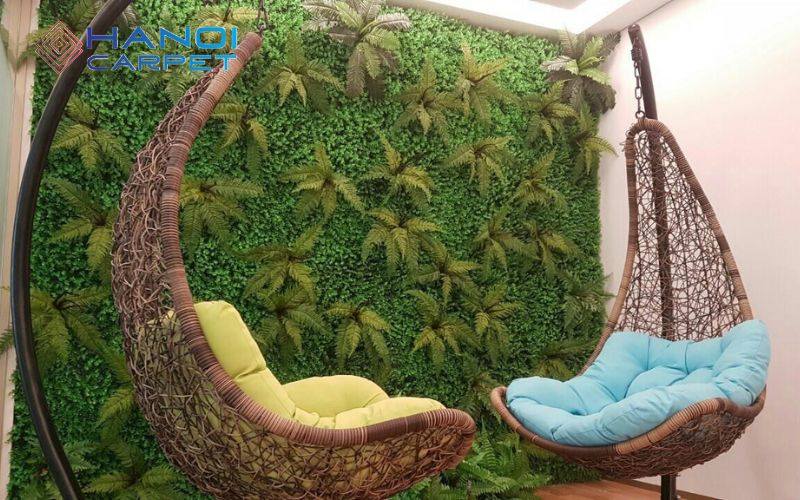 Thảm cỏ cùng lá nhựa trang trí tường