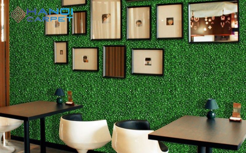 Thảm cỏ trang trí tường quán cà phê