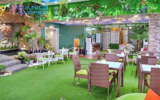 Tại sao thảm cỏ được lựa chọn để trang trí quán cà phê?
