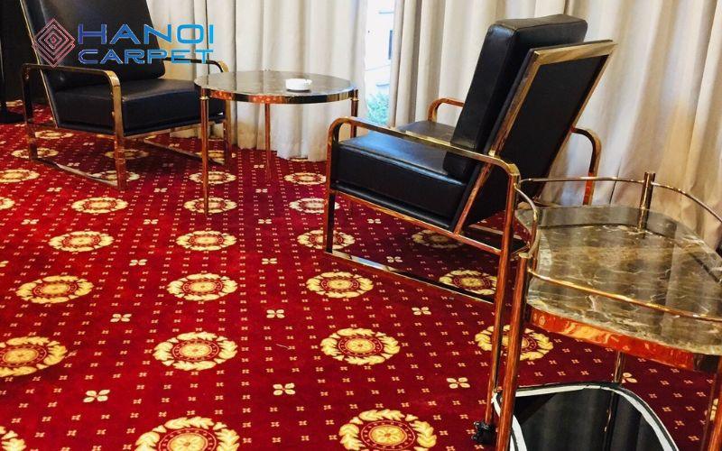 Đặt vật nặng lên thảm trong thời gian dài để xử lý tình trạng thảm bị phồng