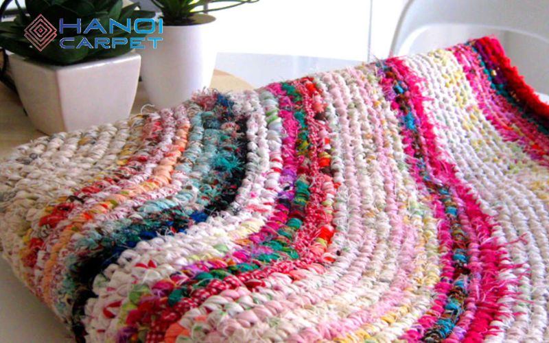 Làm thảm bằng len thủ công bằng cách đan hoặc móc