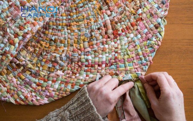 Làm thảm vải ghép từ quần áo cũ
