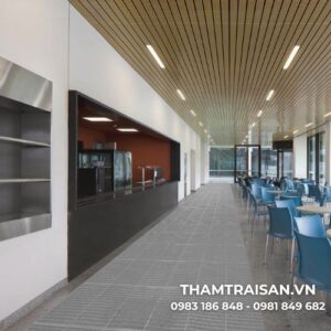 Hình ảnh phối cảnh Thảm nhựa lưới ô vuông trong 1m2x20m màu xám