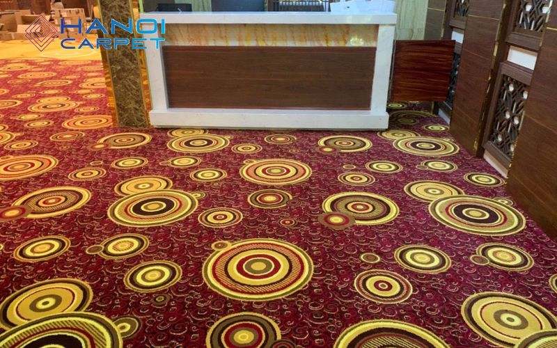 Thảm đỏ hoạ tiết tròn nổi bật