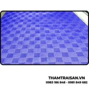 Thảm nhựa đinh sọc màu xanh dương