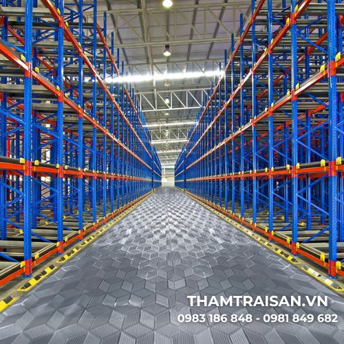 Thảm nhựa hình kim cương nổi màu ghi đen