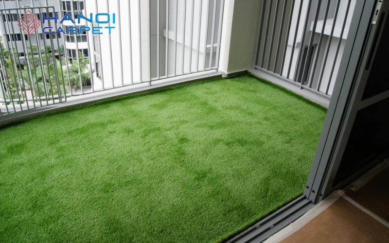 Thảm cỏ nhân tạo ban công thực tế