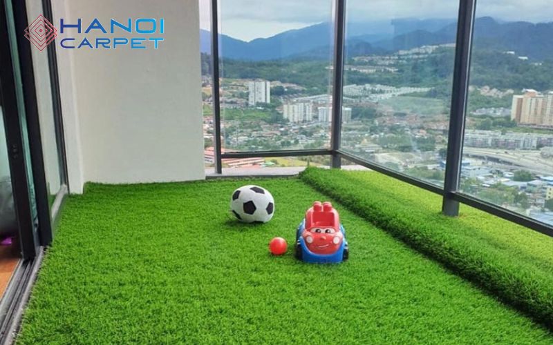 Ban công thi công thảm cỏ nhân tạo