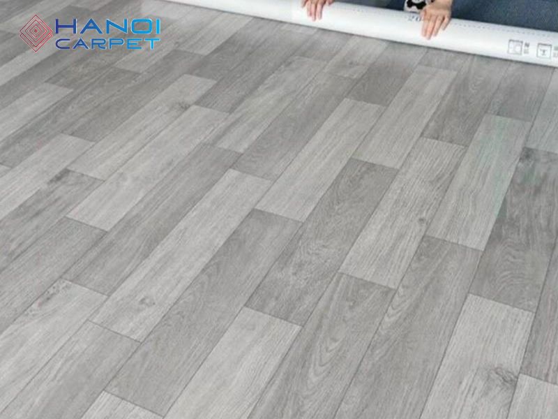 Dùng thảm trải nhựa lót sàn nhà thực tế