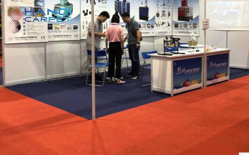 Thảm triển lãm xanh navy và đỏ