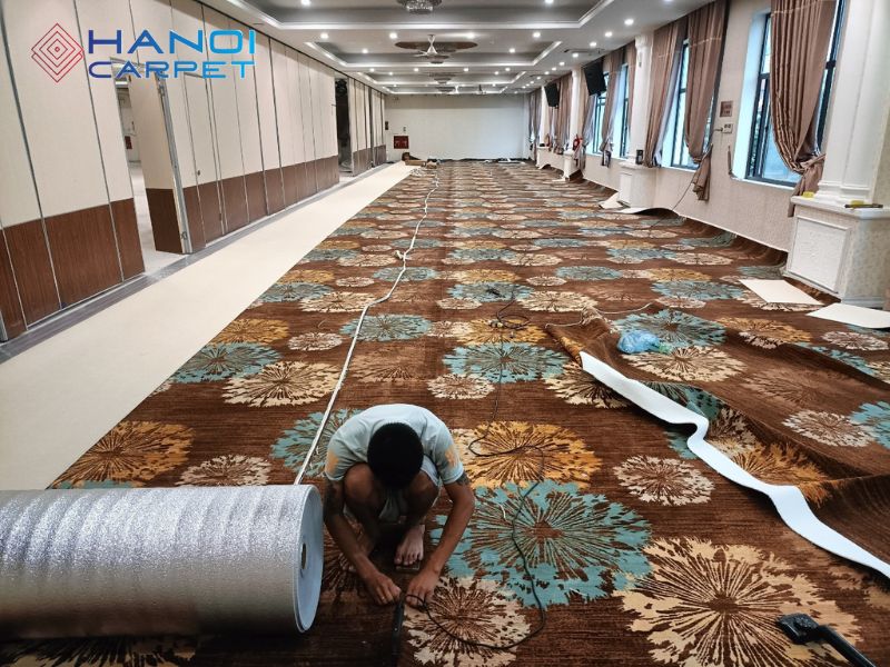 Thảm trải khách sạn hoa văn bản to