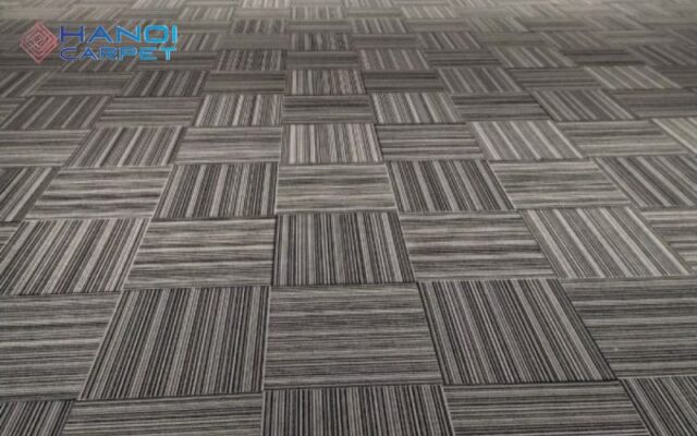 Thảm tấm được lắp đặt so le tạo hiệu ứng