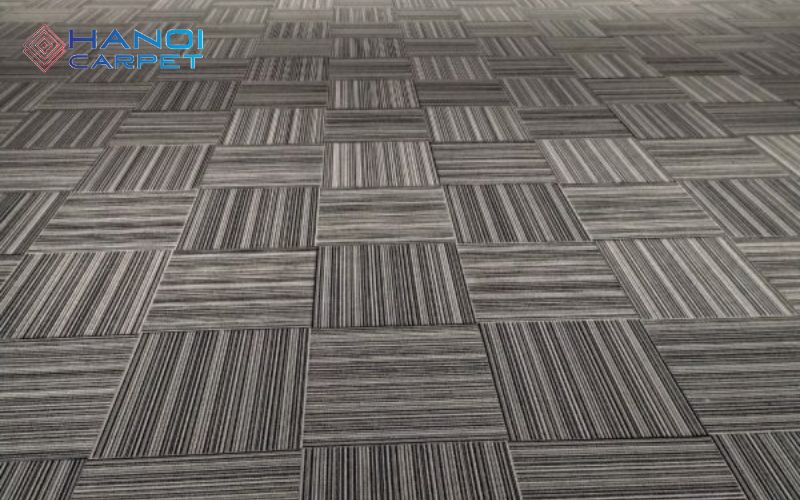 Thảm tấm được lắp đặt so le tạo hiệu ứng