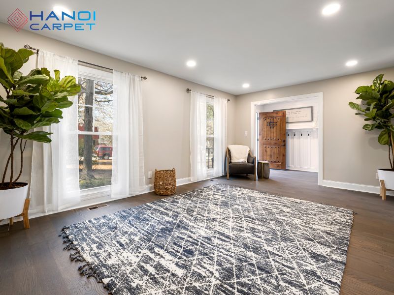 Hoa văn trên thảm giúp tạo hiệu ứng thị giác cho cả căn phòng