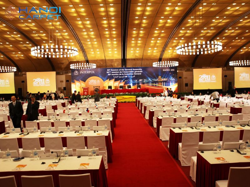 Thảm khách thiết trong phòng hội nghị lớn