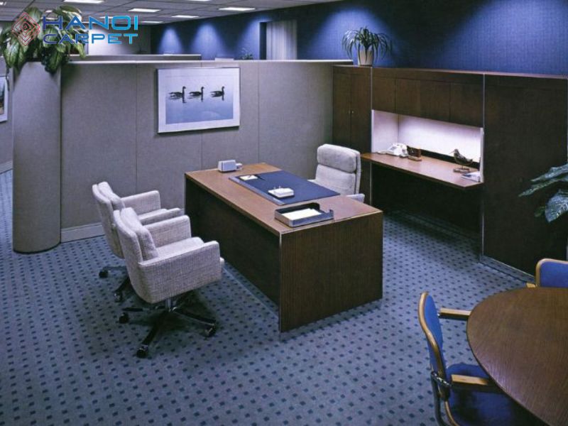 Thiết kế văn phòng thập niên 1980 với các trạm làm việc bán kín, vách ngăn cao và bố cục ưu tiên quyền riêng tư cho nhân viên