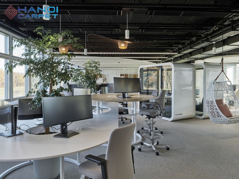 Thiết kế văn phòng hiện đại ưu tiên trải nghiệm nhân viên, tích hợp không gian xanh, vật liệu bền vững và mô hình làm việc linh hoạt