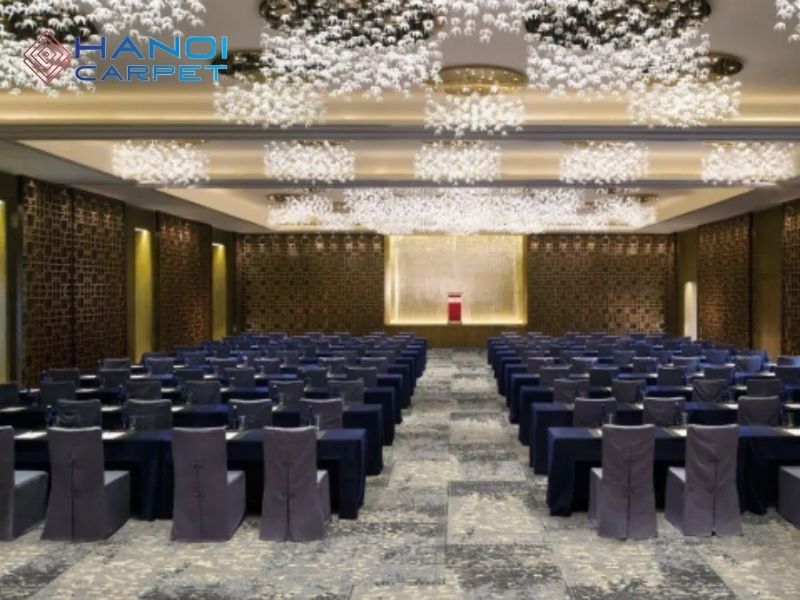 Sợi len tự nhiên còn có đặc tính kháng khuẩn và chống bám bụi, góp phần kéo dài tuổi thọ thực tế của thảm Axminster