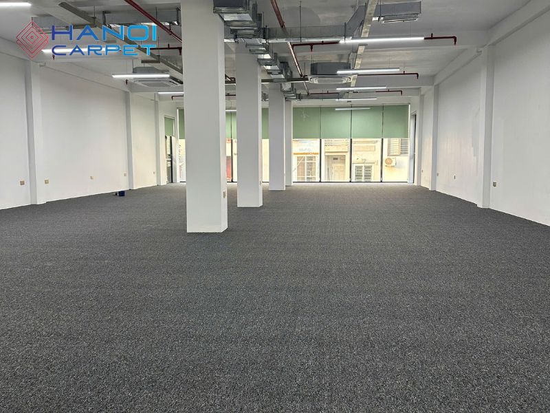 Ưu điểm lớn nhất của thảm nội địa là giá thành dễ tiếp cận và tính linh hoạt trong sản xuất, phù hợp với nhiều nhu cầu thực tế tại Việt Nam