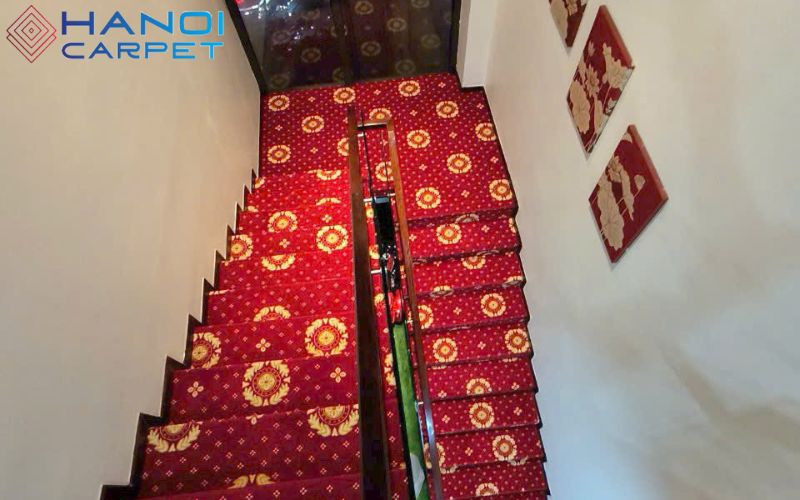 Trải thảm toàn bộ cầu thang