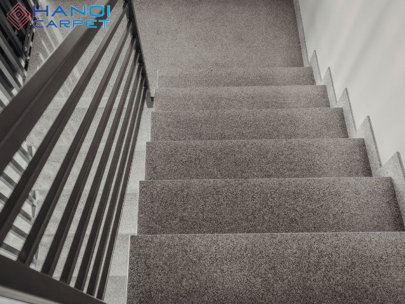 Lắp thảm cầu thang cho căn hộ