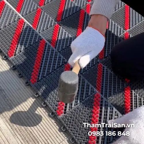 Thi công thảm ngăn bụi 