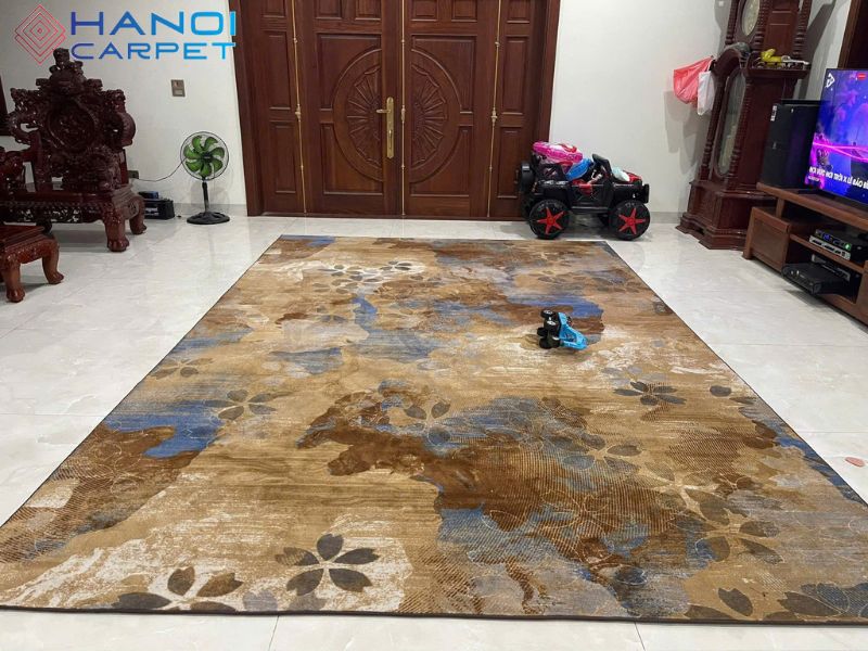 Thảm trải phòng khách có trẻ nhỏ
