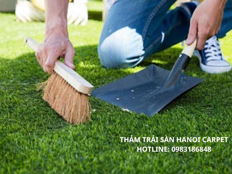 Làm sạch thảm cỏ nhân tạo thường xuyên đảm bảo môi trường sạch sẽ