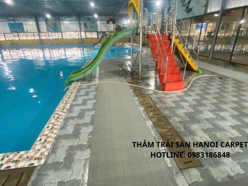 Lắp thảm cho bể bơi giúp giảm chi phí bảo trì và vệ sinh sàn
