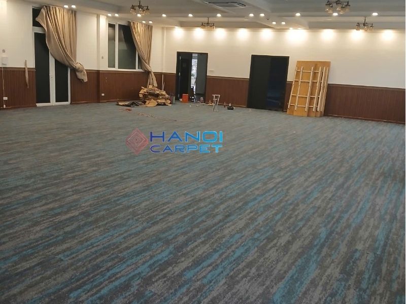 Thi công thảm tấm ghép tại hội trường khách sạn 