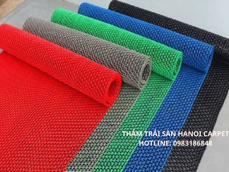 Vệ sinh thảm chống trơn trượt bể bơi giúp hạn chế mùi hôi