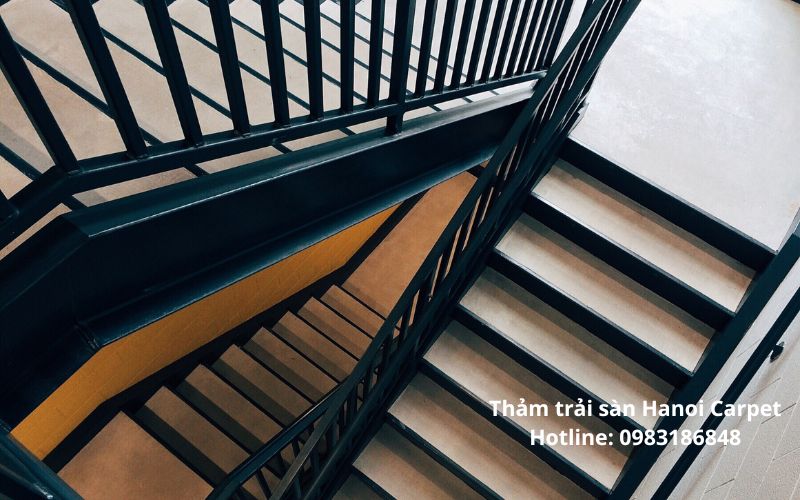 Thảm len cầu thang với bề mặt mềm, tạo cảm giác êm chân