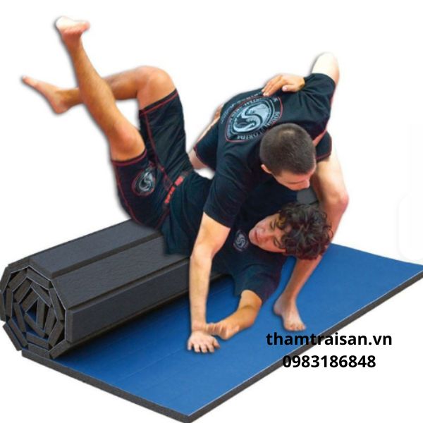 Thảm cuộn xanh trong phòng tập võ