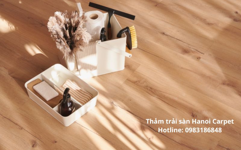 Sàn giả gỗ có bề mặt phẳng nên dễ lau chùi