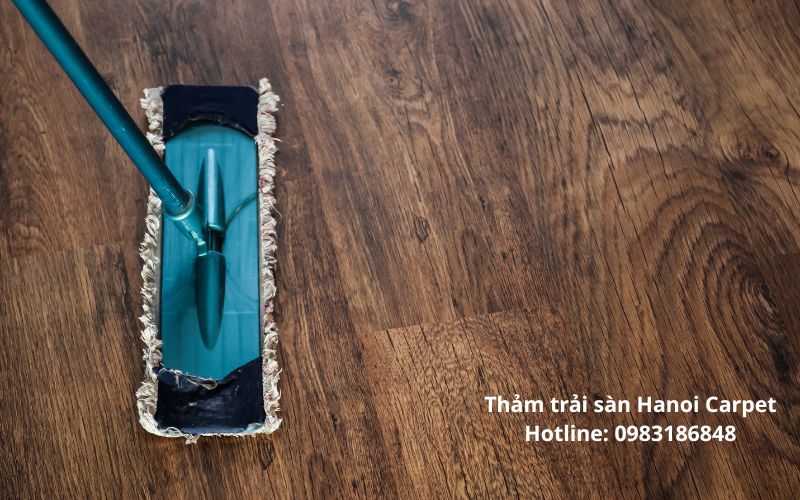 Dùng chổi lau nhúng nước thường lau sàn