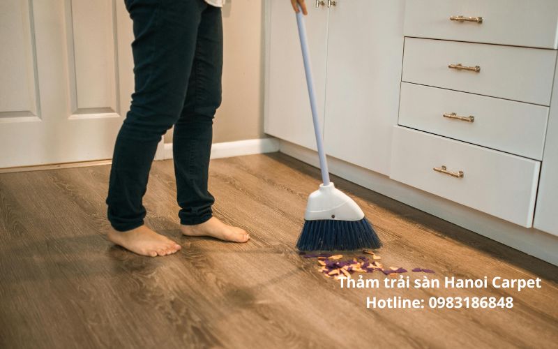 Quét để loại bỏ các loại bụi bẩn trên bề mặt sàn giả gỗ
