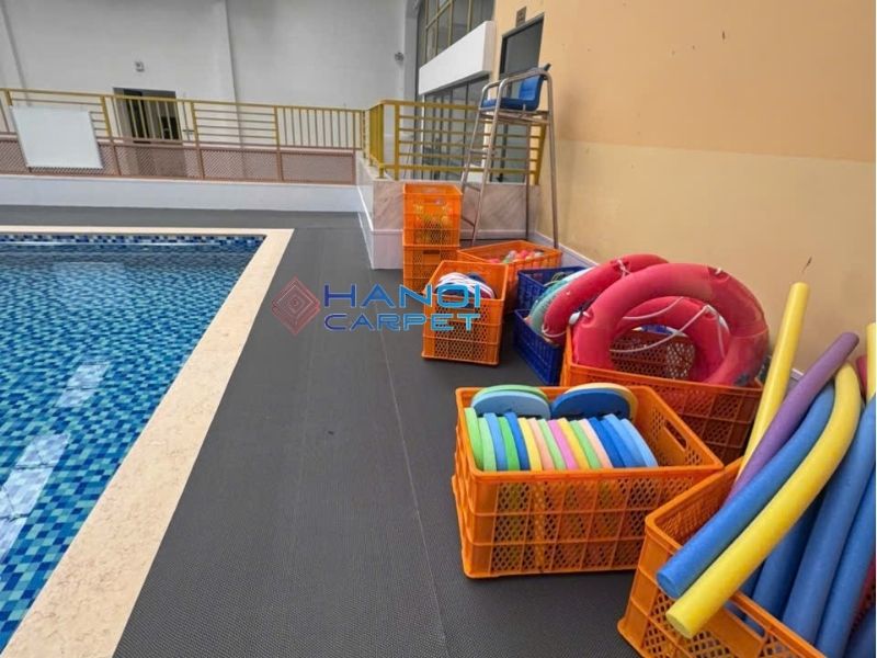 Thi công thảm nhựa lưới zikzac chống trơn cho Bể bơi trường THPT Nam Úc