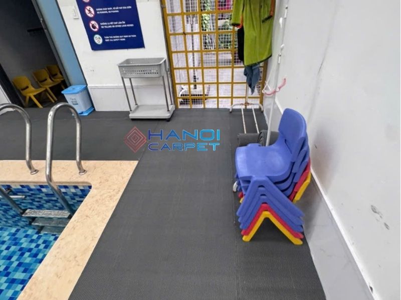 Thi công thảm nhựa lưới zikzac chống trơn cho Bể bơi trường THPT Nam Úc