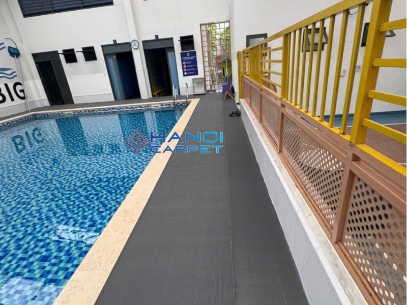 Thi công thảm nhựa lưới zikzac chống trơn cho Bể bơi trường THPT Nam Úc