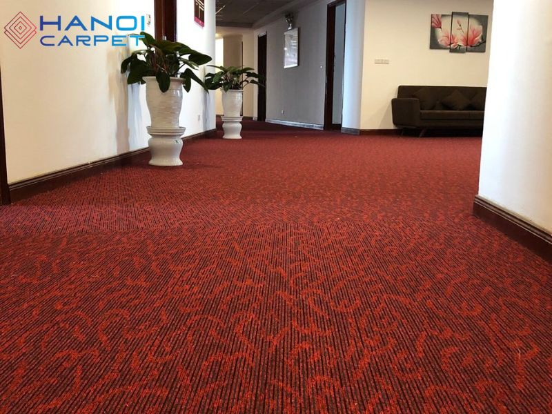 Thảm nỉ đỏ trong khách sạn