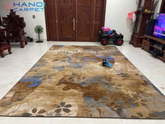 Thảm trải phòng khách có trẻ nhỏ