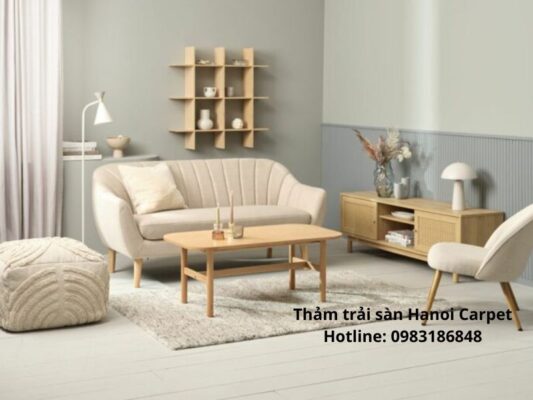 Kết hợp thảm với sofa và nội thất sáng màu tạo cảm giác nhẹ nhàng, thanh lịch