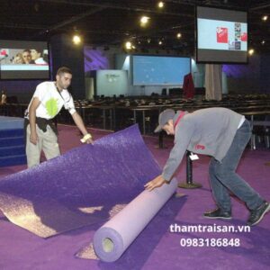Lắp đặt thảm nỉ màu tím cho sợ kiện